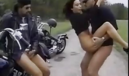 یک غریبه داخل حمام دزدان دریایی سوپر می شود و یک بلوند را لگد می زند
