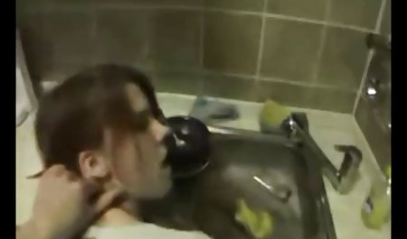 با چسبیدن به دستهای یک زن شلوغ ، او دانلود فیلم دزدان دریایی سوپر را به سختی در یک ترک فریب داد